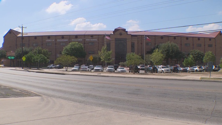 Fox falls through ceiling during LEE High School lunch period, NEISD officials say — KENS 5 (San Antonio)
